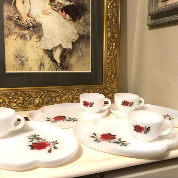 7568 Mid Century VTG 50's Federal Glass Milkglass Red Rose Snack Plates & Cups - Picture 10 of 16